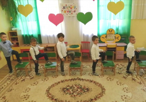 Zabawa rytmiczno - taneczna do utworu "Clap,, clap song" w wykonaniu chłopców z grupy PROMYCZKI z okazji Dnia Mamy i Taty